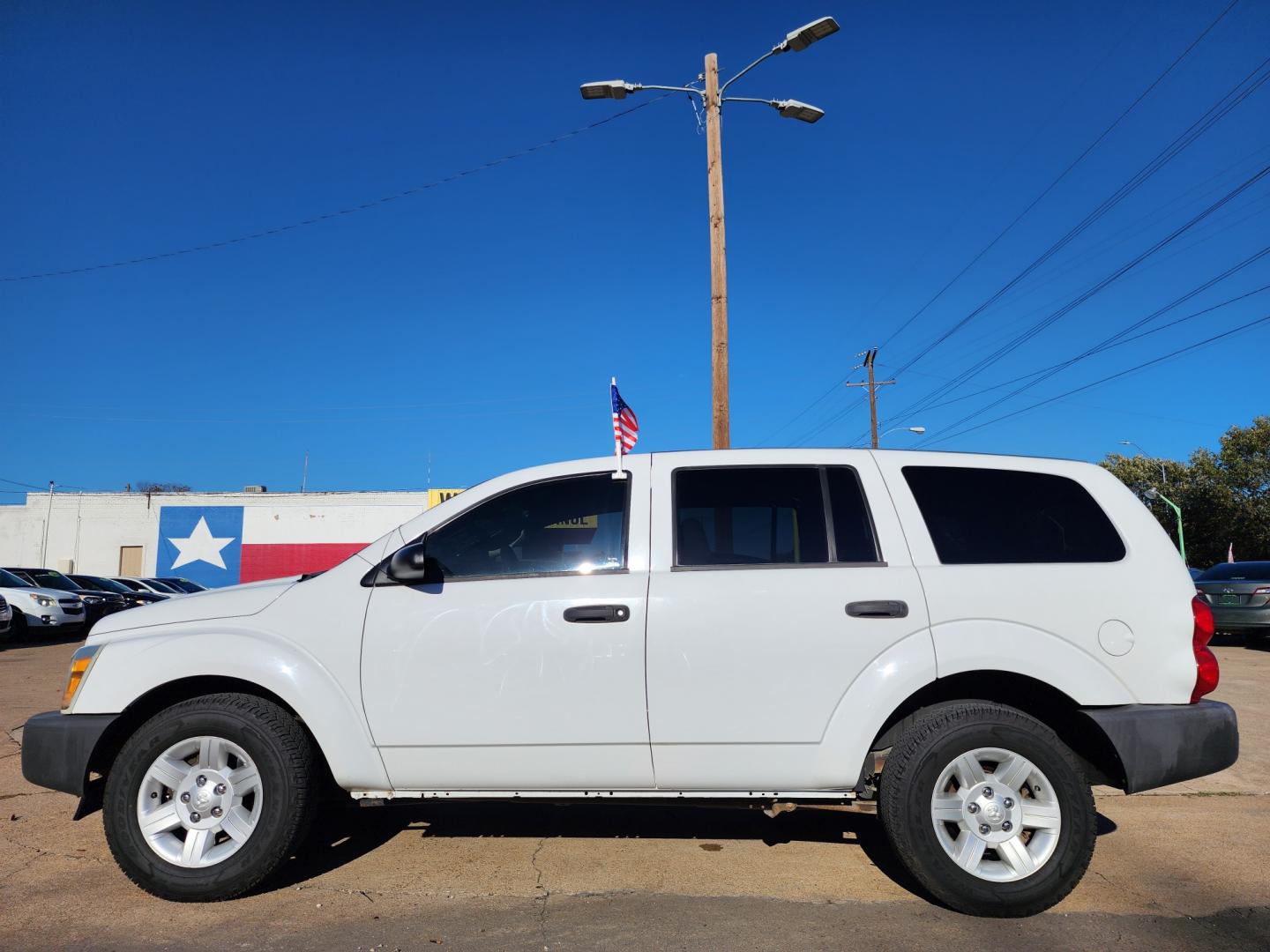 2005 WHITE Dodge Durango ST (1D4HD38K75F) with an 3.7L V6 SOHC 12V engine, AUTO transmission, located at 2660 S.Garland Avenue, Garland, TX, 75041, (469) 298-3118, 32.885387, -96.656776 - Photo#6